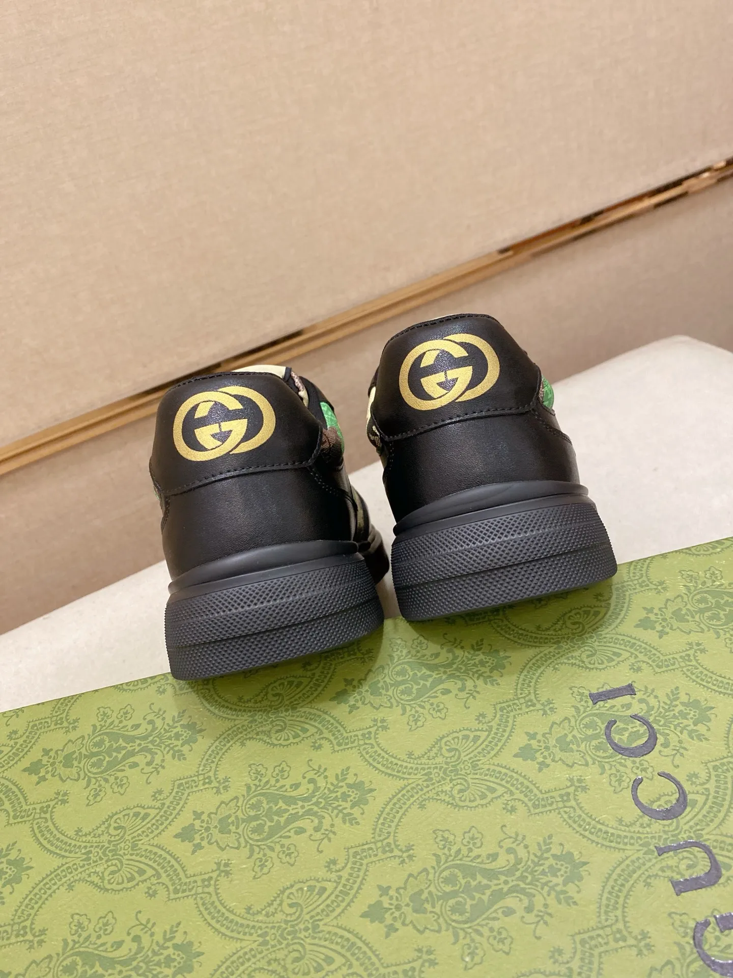 Ex-factory price 400💰【Gucci】Gucci men’s latest series of casual shoes! The official website is built 1:1. The upper is made of imported high-quality cowhide, and the lining is made of high-quality sheepskin, which is soft and comfortable. Picky selection of materials and exquisite workmanship give you the best enjoyment. Number of yards: 38-44 yards.